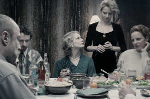 La comida en familia de Agata, Renata, Marzena e Iza no esconde soledad dentro de mundos paralelos