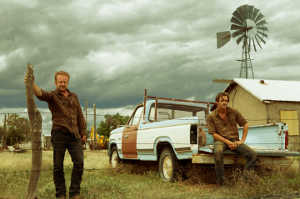 Tanner Howard (Ben Foster) junto a Toby Howard (Chris Pine)