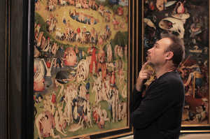 Mirar un cuadro en el Museo del Prado