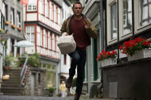 Casey Stein (Nicholas Hoult)