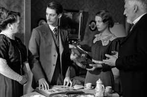 Adrien Rivoire en la casa de Anna y sus padres