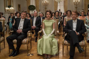 Una de las pocas escenas en las que Jackie parece junto a su marido, el presidente (izquierda) y su hermano Bob (derecha)