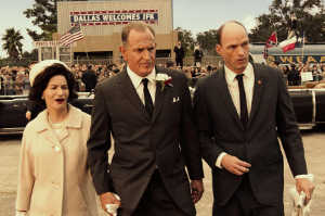 Lyndon B. Johnson (Woody Harrelson) junto a su mujer, Lady Bird Johnson (Jennifer Jason Leigh), y un asesor pol�tico en el aeropuerto de Dallas el 22 de noviembre de 1963