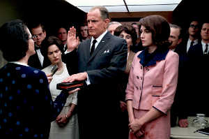 Lyndon B. Johnson, con Jackie Kennedy (Kim Allen) al lado, jurando su cargo como presidente de los Estados Unidos a bordo del avi�n Air Force One