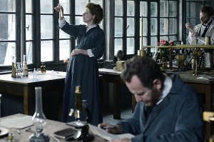 Marie Curie junto a su marido, Pierre Curie, en su laboratorio
