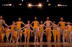 El B�jart Ballet Lausanne es sincronizaci�n en la Novena Sinfon�a de Beethoven mientras su m�sica suena imperial