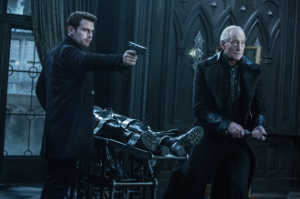 David (Theo James) junto a su padre, Thomas (Charles Dance)