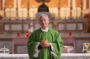 La Iglesia est� presente con el Padre Raffaele (Leo Gullotta)