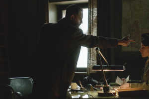 David Bergmann (Moritz Bleibtreu) frente al agente especial Sara Simon (Antje Traue)