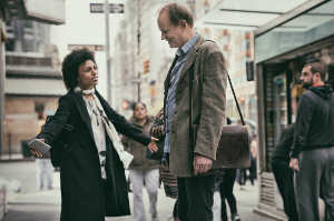 Lindsey (Isi Laborde-Edozien) hablando con Max en 'Regreso a Montauk'