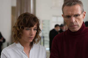 C�line Sallette (Emilie Tesson-Hansen) junto a su jefe, St�phane Froncart (Lambert Wilson)