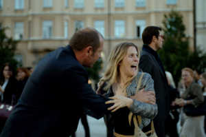 El p�nico se apodera de 'The Square' en las calles. Al fondo, Christian (Claes Bang)