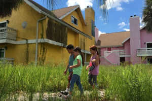 Scooty (Christopher Rivera), Brooklyn y Jancey: tres amigos inseparables en la vida del motel rosado
