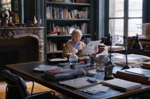 Georges Laurent (Jean-Louis Trintignant) en su despacho Georges Laurent (Jean-Louis Trintignant) en su despacho