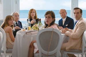 De izquierda a derecha: Eve Laurent (Fantine Harduin), Georges Laurent (Jean-Louis Trintignant), Anne Laurent (Isabelle Huppert), Lawrence Bradshaw (Tobby Jones), Thomas Laurent (Mathieu Kassovitz) y Anas (Laura Verlinden) en el centro