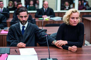 Katja Sekerci descompuesta durante uno del os muchos juicios a los que tuvo que asistir