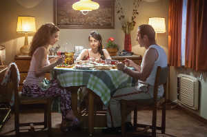 Carmen (Maribel Verd�) y Carlos (Antonio de la Torre) forman una familia bastante convencional