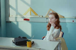 Isabelle Huppert en el doble papel de Marie Gquil / Madame Hyde. Ahora es la profesora Marie Gquil