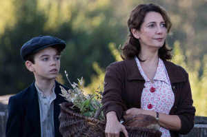 Paul (Jean Scandel) junto a C�lestine (Valerie Karsenti) hacia la casa del Conde de Fresnaye