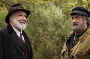 El Conde de la Fresnaye (Fran�ois Berl�and) y Totoche (Fran�ois Cluzet) dialogando en el bosque de Sologne