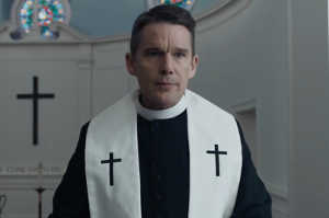 Ernest Toller: el reveverendo que progresivamente pierde la fe est� interpretado por Ethan Hawke con una contenci�n magistral