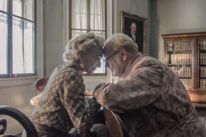 Winston Churchill siempre encontr� consuelo en su esposa Clemmmie (Kristin Scott Thomas)