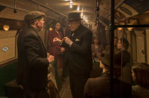 Churchill conversa en el metro londinense con sus ciudadanos