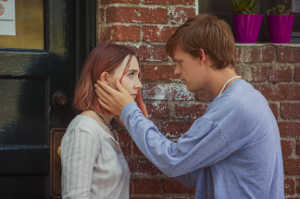 Danny O'Neill (Lucas Hedges) junto a Lady Bird
