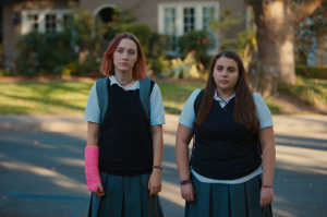 Lady Bird (izd) y su amiga Julie Steffans (Beanie Feldstein)