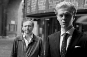 Michael junto a Stanislaw (Andrzej Chyra), un personaje que aparece en calidad de bohemio y padre posible del joven abogado