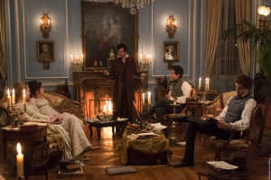 Lord Byron (Tom Surridge) en el sal�n de su casa, junto a Mary y sus amigos, proponiendo la redacci�n de un cuento de terror: g�nesis de Frankenstein