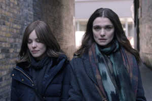 Esti Kuperman (Rachel McAdams), al a izquierda, caminando junto a Ronit Krushka (Rachel Weisz)(dch)