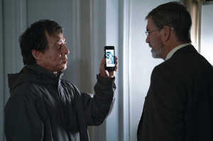 Quan Ngoc Minh (Jackie Chan) y Liam Hennessy (Pierce Brosnan)