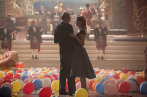 Londres, a�os 50 del siglo XX: Reynolds Woodcock (Daniel Day-Lewis) bailando con Alma (Vicky Krieps)