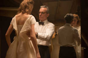 Reynolds (Daniel Day-Lewis) en su taller de costura armando el esqueleto de otra creaci�n en forma de mujer