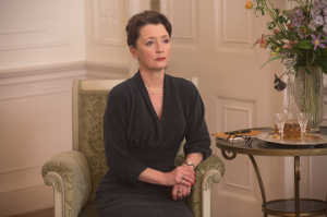 Cyril (Lesley Manville) observa con atenci�n p�trea a la alta sociedad londinense