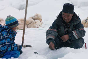 Thomasine (Thomasine Jonathansen) aprendiendo a pescar junto a su abuelo