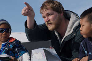 Anders (Anders Hvidegaard), el profesor nuevo, con Thomasine y un amigo