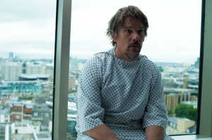 Tucker Crowe (Ethna Hawke) en el hospital