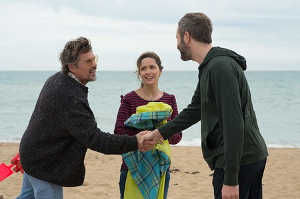 De izd a dcha: Tucker Crowe (Ethan Hawke), Annie Platt (Rose Byrne) y su marido, Duncan Thompson (Chris O'Dowd)