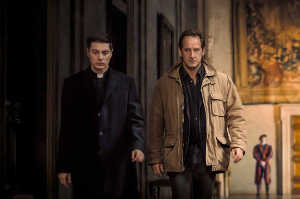 Jacques Mayano (Vincent Lindon) entrando en el Vaticano para una investigaci�n sobre apariciones de la Virgen Mar�a