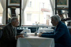 Ali Ung�r (Jir� Menzel), a la izquierda, con Georg Graubner (Peter Simonischek)