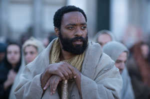 Chiwetel Ejiofor se mantiene firme encarnando al evangelizador Pedro dentro de una interpretaci�n prescindible