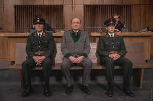 Franz Murer (Karl Fischer) sentado en el banquillo en el juicio llevado a cabo en Graz, 1963, acusado de cr�menes de guerra durante el nazismo