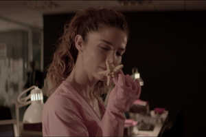 Ariana (Juana Acosta) de limpieza durante el turno de noche