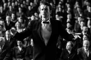 Wiktor (Tomasz Kot) dirigiendo una orquesta musical que representa m�s al poder pol�tico que cultural ensalzando la figura del dictador Stalin
