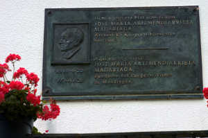 Placa de homenaje a Jos� Mar�a Arizmendiarrieta Madariaga, fundador del cooperativismo de Mondrag�n (1914-4-22 / 1976-11-29)