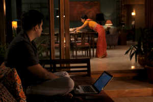 Ashwin (Vivek Gomber) percibe algo m�s que una sirvienta en Ratna (Tillotama Shome)