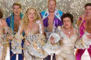 Sophie (Amanda Seyfried) junto a Rosie (Julie Walters), Sam (Pierce Brosnan), Bill / Kurt (Stellan Skarsg�rd) y Sky (Dominic Cooper)