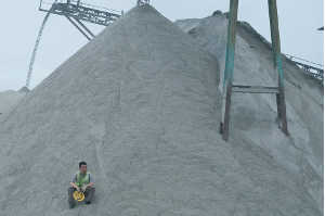 Wang Bicheng (Xiaoyi Liu) en el lugar donde trabajaba